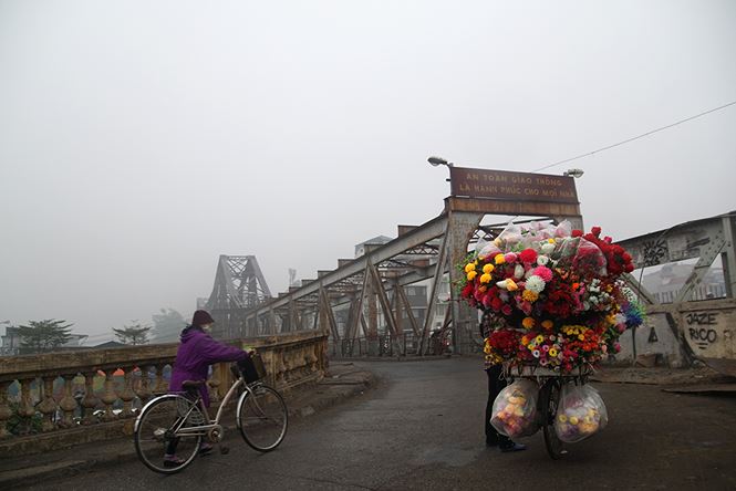 Hà Nội chìm trong sương mù và nồm ẩm